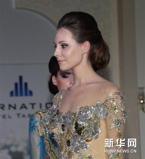 来自塔什干的各大婚庆公司向来宾推介婚嫁礼仪庆典服务